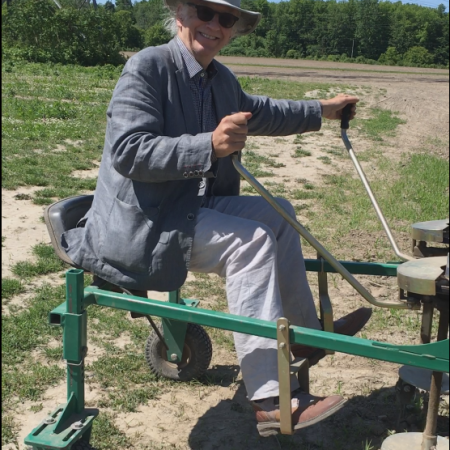 Le président de l'Institut Jean-Garon, Simon Bégin, fais l'essaie d'une machine agricole